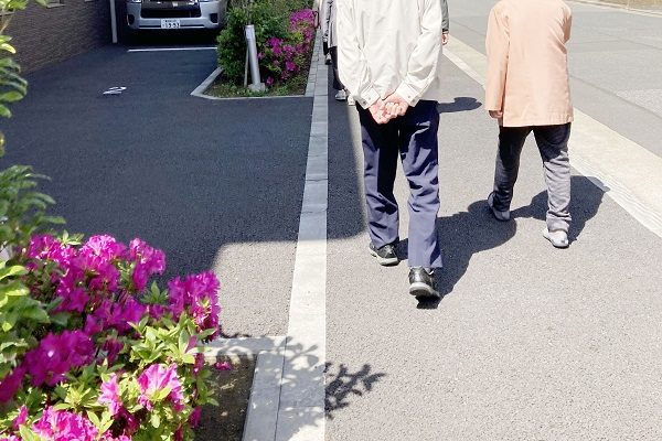 【サンライズ・ヴィラ西葛西】～体操の後は散歩タイム～