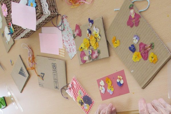 【サンライズ・ヴィラ春日部】～押し花でしおりを作りましたよ～