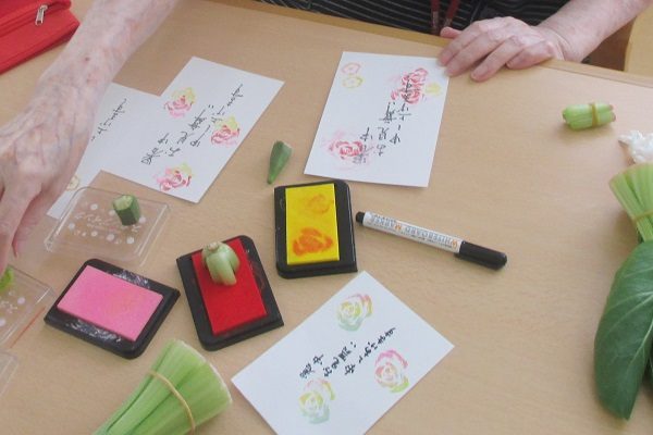【サンライズ・ヴィラ春日部】～野菜スタンプで暑中見舞い～