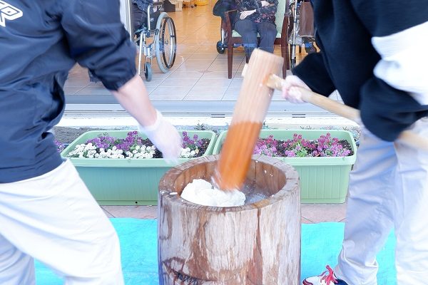 【フェリエ ドゥ横浜鴨居】～餅つき～