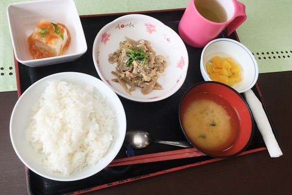 【サンライズ・ヴィラ森の里】～牛蒡と豚肉の卵とじ～