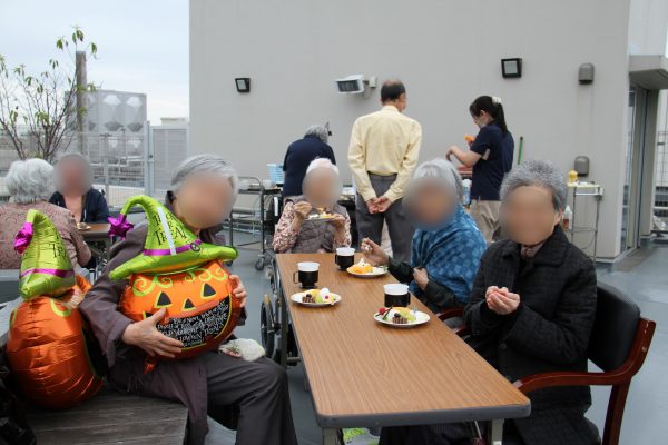 【サンライズ・ヴィラさがみ野】～ハロウィンパーティー🎃（屋上の特設テラスにて）～