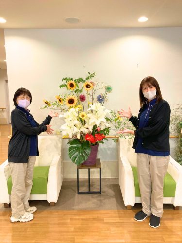 【サンライズ・ヴィラ西葛西】 〜今月のお花🌻と歌声サロン♪〜