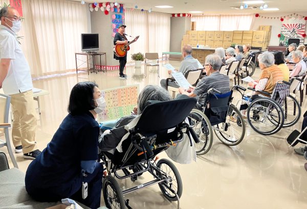 【サンライズ・ヴィラ北春日部】〜施設長ギターレク🎸〜