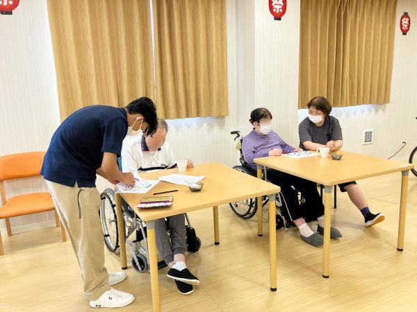 【サンライズ・ヴィラ春日部東】 〜間違い探し✏️と日課の体操🤸〜