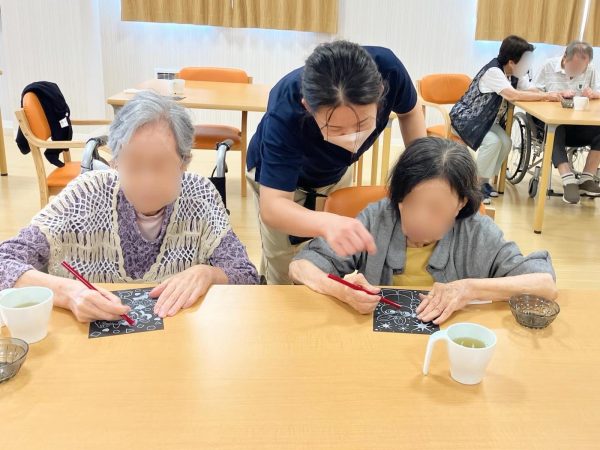 【サンライズ・ヴィラ春日部東】 〜スクラッチアート🌈と脳トレ🖊️〜