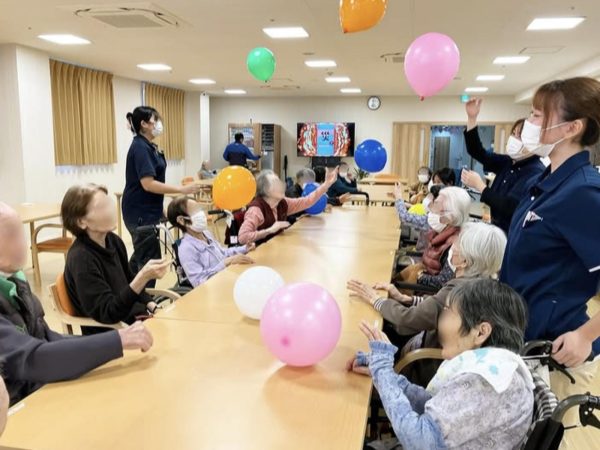 【サンライズ・ヴィラ春日部東】 〜風船バレー🎈とホワイトボードレク〜