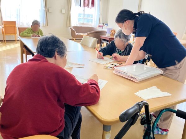 【サンライズ・ヴィラ春日部】 ～🤍オセロ🖤塗り絵🌈体操〜