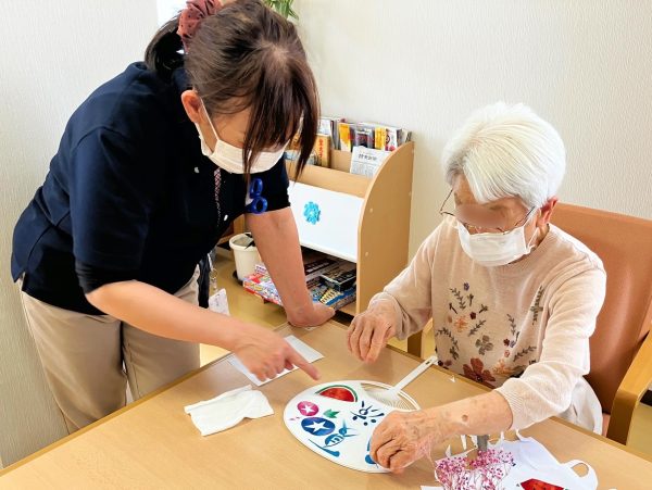 【サンライズ・ヴィラ春日部】 ～🎆うちわ作り🎐〜