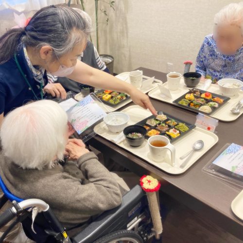 【サンライズ・ヴィラ横浜東寺尾】～食事レクと笑いヨガ🍽️～